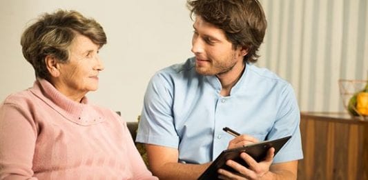 Estudia auxiliar de enfermería y consigue trabajo seguro Estudia auxiliar de enfermería y consigue trabajo seguro