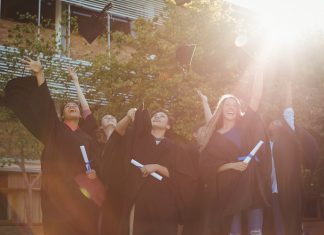 DACA se queda, te contamos cómo beneficiarte. DACA se queda, te contamos cómo beneficiarte.