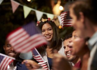 USCIS celebrará el 4 de Julio con ceremonias de naturalización a través del país USCIS celebrará el 4 de Julio con ceremonias de naturalización a través del país