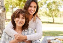 ¿ Puedo pedir a mi mamá si está indocumentada en EE.UU o debe salir del país? ¿ Puedo pedir a mi mamá si está indocumentada en EE.UU o debe salir del país?