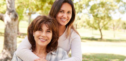 ¿ Puedo pedir a mi mamá si está indocumentada en EE.UU o debe salir del país? ¿ Puedo pedir a mi mamá si está indocumentada en EE.UU o debe salir del país?