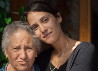 ¿ Mis padres deben salir del país mientras espero la respuesta de la petición que hice para ellos? ¿ Mis padres deben salir del país mientras espero la respuesta de la petición que hice para ellos?