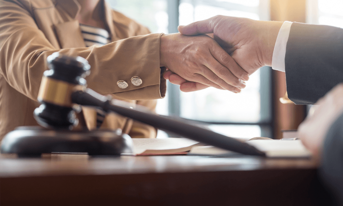 Si salí voluntariamente de U.S.A., pero ingresé de nuevo y ahora estoy casado, ¿ puedo arreglar con ayuda de un abogado de deportación?