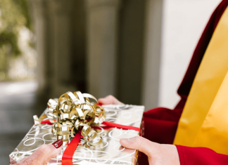 10 Distinct Graduation Present Concepts 10 Distinct Graduation Present Concepts